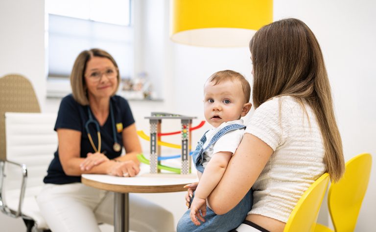 Kleinkind bei der Untersuchung in der Kinderarztpraxis