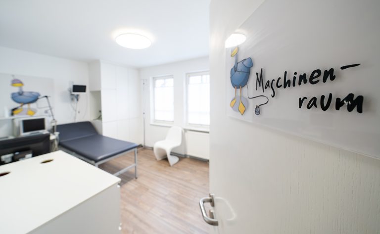 Helles Behandlungszimmer der Kinderarztpraxis