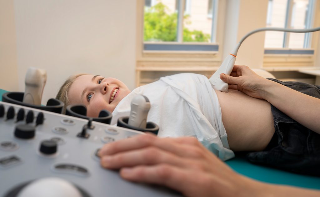 Ultraschalluntersuchung eines Kindes in der Kinderarztpraxis